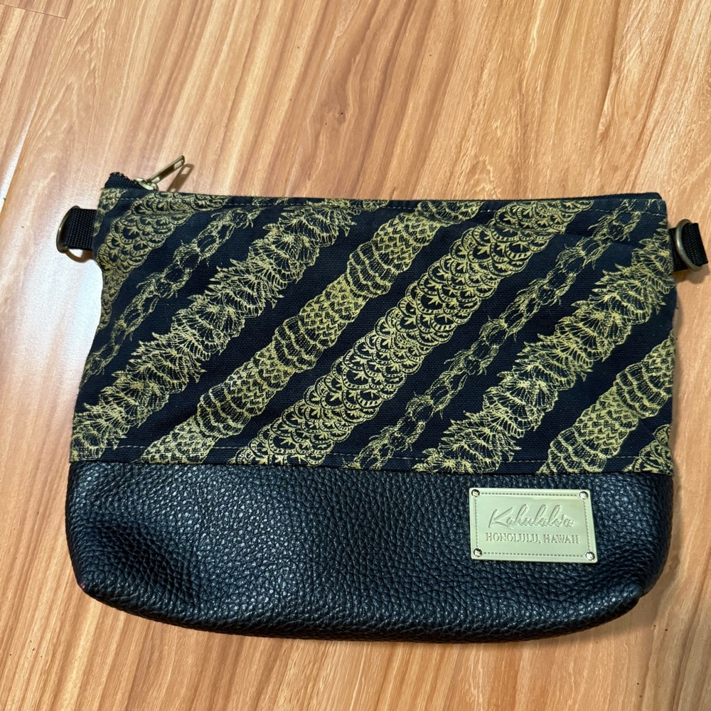 Kahulalea Black and Hold Lei Hulu Print Bag